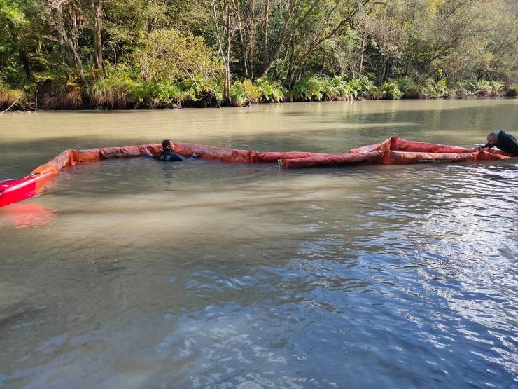 Instalación de barreiras no río Eume, onde verteduras obrigaron a prohibir o consumo de auga en Pontedeume.. XUNTA