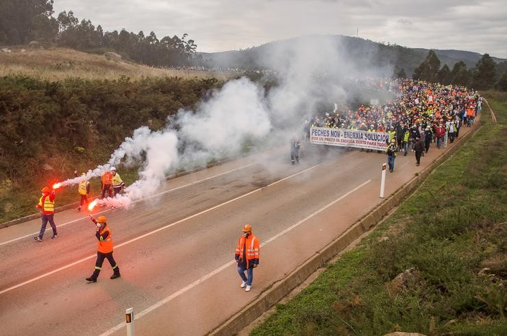 Manifestación en contra do peche de Alcoa. SABELA BRANCO - Europa Press 