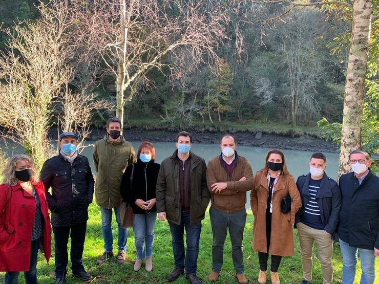 Gonzalo Caballero con representantes socialistas nas proximidades do río Eume. PSDEG 