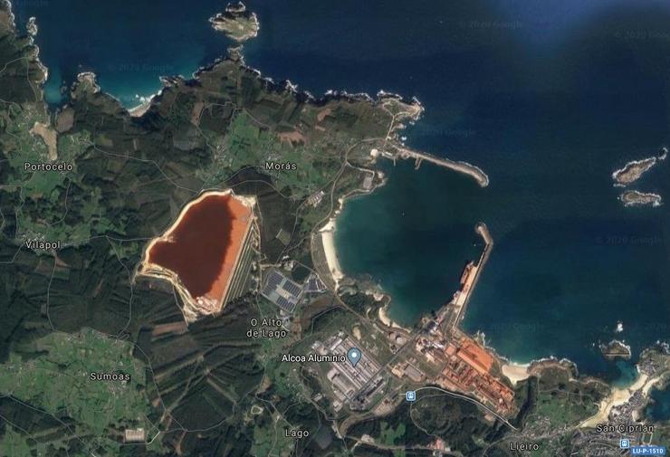 Vista área da balsa de lodos e do porto da factoría de Alcoa en San Cibrao, Cervo / ALCOA - Arquivo