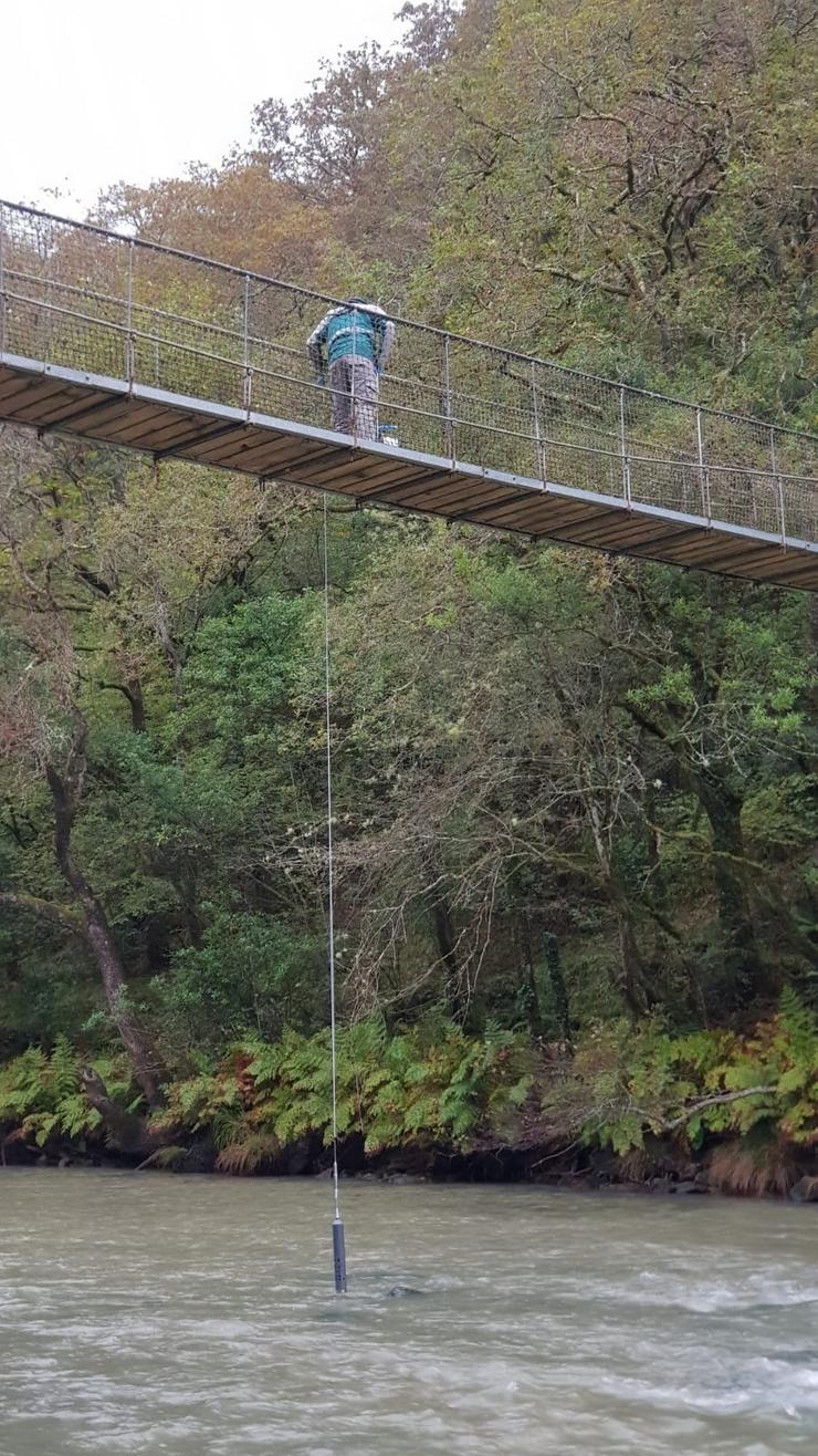 Recollida de mostras de auga no río Eume.. XUNTA 