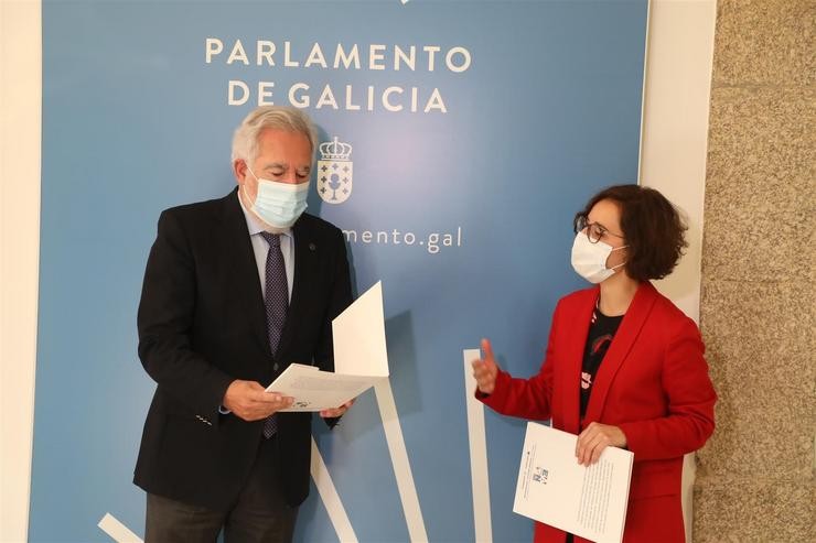 O presidente do parlamento e a responsable de EAPN Galicia.. PARLAMENTO DE GALICIA 