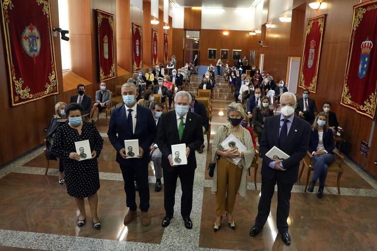 Foto de familia na presentación do libro homenaxe a Carvalho Calero. PARLAMENTO DE GALICIA 