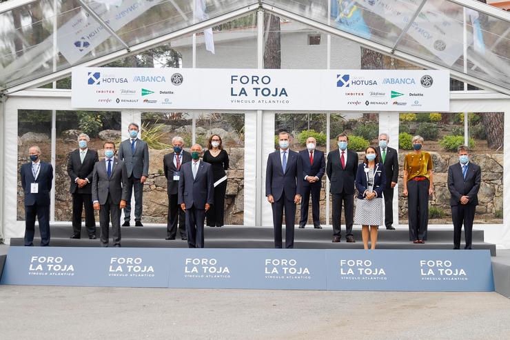 O Rei Felipe V; o presidente de Portugal, Marcelo Rebelo de Sousa; a ministra Reyes Maroto ; o presidente de Galicia, Alberto Núñez Feijóo ; e os expresidentes González e Rajoy, entre outras autoridades, durante a inauguración do II Foro A Toja.. Marta Vázquez Rodríguez - Europa Press / Europa Press