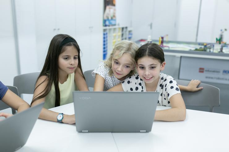 Nenas  desfrutando da ciencia no  programa  de Aquae  STEM de  Viaqua e Fundación  Aquae