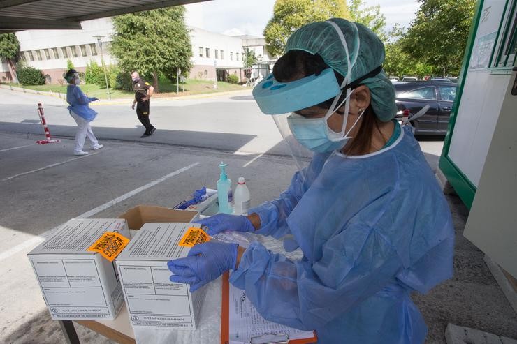 Unha sanitaria prepara probas PCR en Monforte de Lemos (Lugo), onde hai 28 infectados por Covid19 nun edificio, o 20 de agosto de 2020.. Carlos Castro - Europa Press - Arquivo