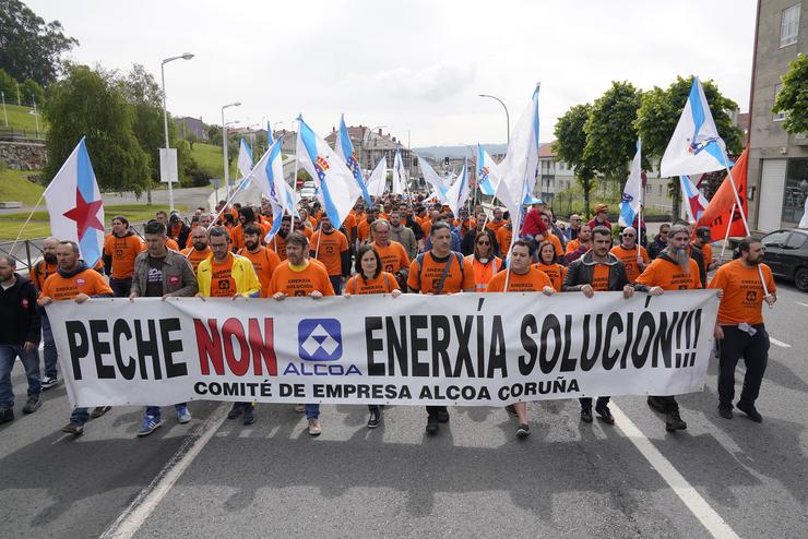 Traballadores da industria electrointensiva maniféstanse en Santiago de Compostela para reclamar unha 'solución' para o sector que pase pola aprobación dun estatuto que fixe prezos 'competitivos' para a enerxía. A manifestación, convocada por l. Álvaro Ballesteros - Europa Press - Arquivo