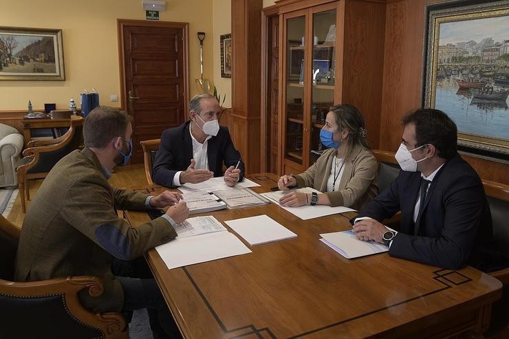 A conselleira de Infraestruturas, Ethel Vázquez, e o presidente da Autoridade Portuaria da Coruña, Enrique Losada, nunha reunión sobre a conexión ferroviaria a Langosteira / Europa Press