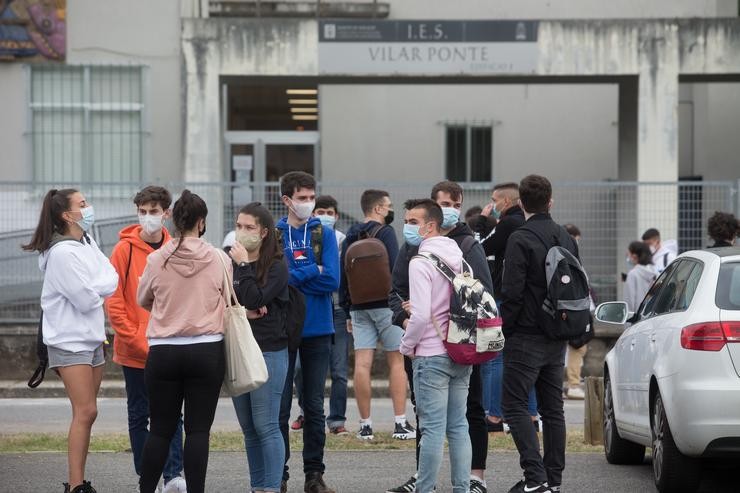 Estudantes de bacharelato minutos antes de entrar ás instalacións do IES Vilar Ponte 