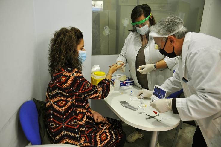 Un paciente sométese a un test de covid-19. Rosa Veiga - Europa Press 