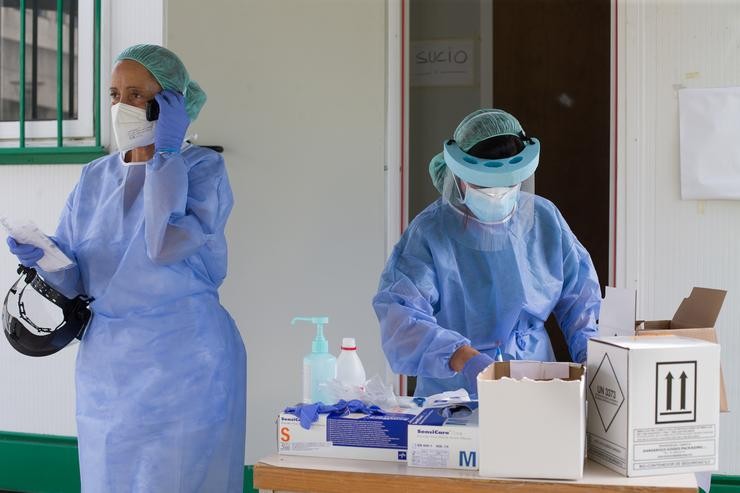 Dúas sanitarias preparan probas PCR en Monforte de Lemos (Lugo).. Carlos Castro - Europa Press - Arquivo