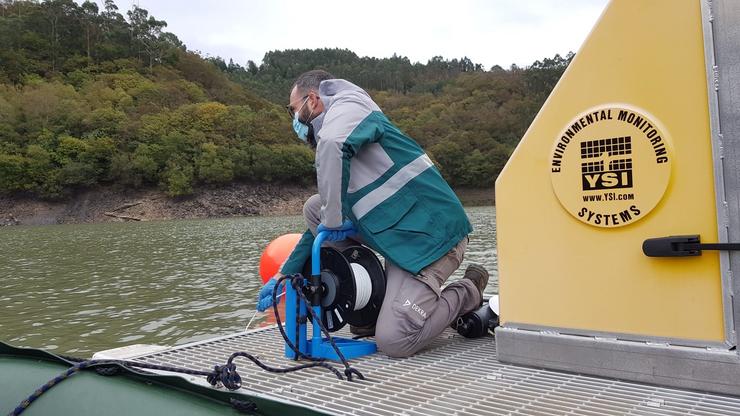 Un técnico toma mostras de auga no río Eume.. XUNTA 