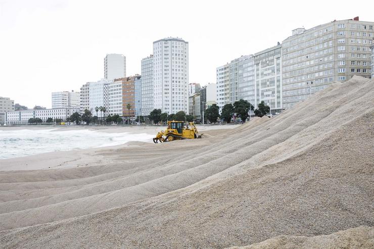 Instalación da duna na praia de Riazor/EP Visita de representantes de Asime ao comité de empresa de Alcoa. CEDIDA