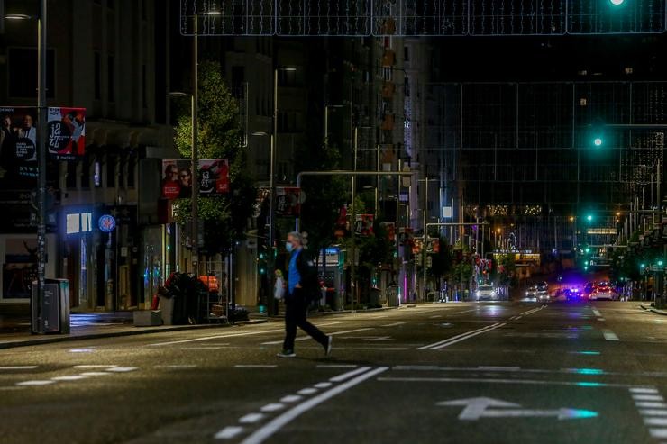 Un home cruza a rúa durante a primeira noite de toque de queda en Madrid. Ricardo Rubio - Europa Press