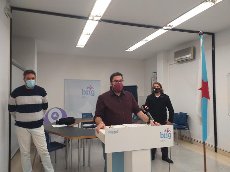 O concelleiro do BNG en Vigo, Xabier P.Igrexas, cos responsables das seccións sindicais da CIG e a CUT en PSA Vigo, Manuel Domínguez e Aclamación Mariño. / Europa Press