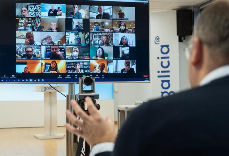 O secretario xeral do PPdeG, Miguel Tellado, nunha reunión con senadores, deputados e o eurodeputado do PP galego. PARTIDO POPULAR DE GALICIA 