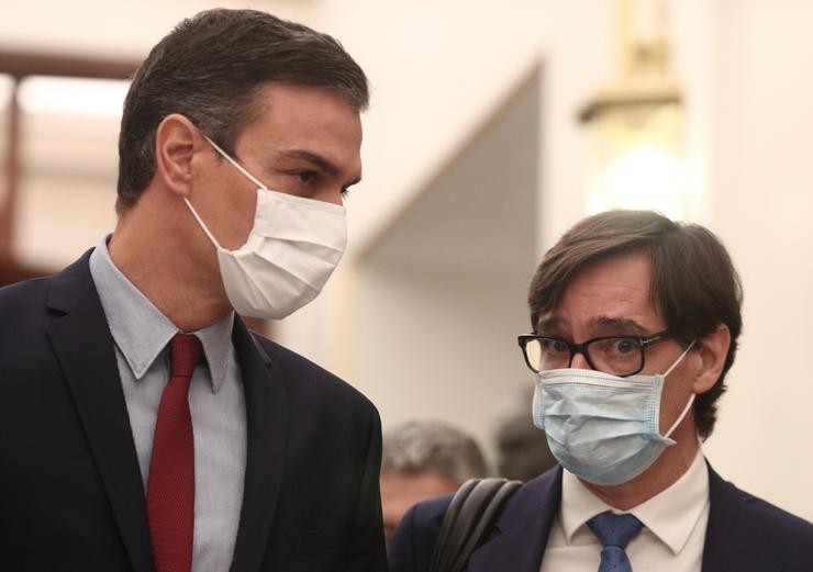 O presidente do Goberno, Pedro Sánchez (i), e o ministro de Sanidade, Salvador Illa, á súa chegada a unha sesión de control ao Goberno no Congreso dos Deputados, en Madrid, (España), a 28 de outubro de 2020. O Goberno respondeu, entre outras. EUROPA PRESS