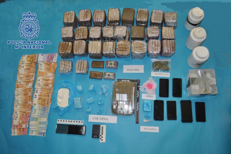 Droga e outros efectos intervidos nun operativo na Coruña. XEFATURA SUPERIOR DE POLICIA DE GALICIA 