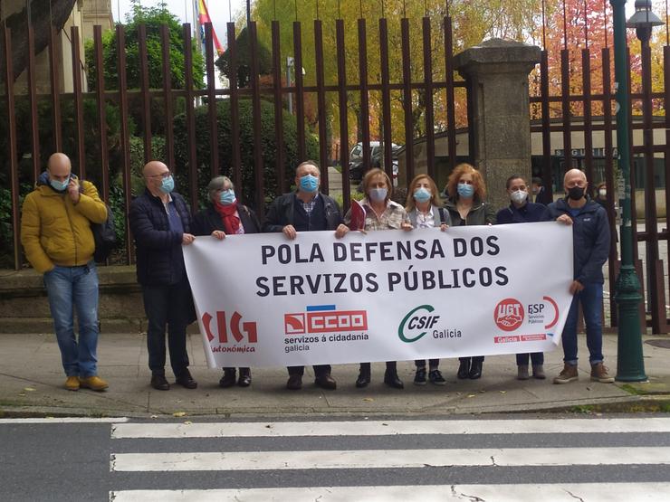 Traballadores da Consellería de Política Social maniféstanse fronte ao Parlamento de Galicia / Europa Press