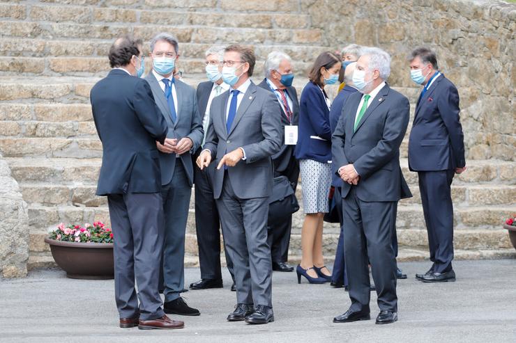 O presidente da Xunta de Galicia, Alberto Núñez Feijóo (3i); fala co expresidente do Goberno Mariano Rajoy (1i). Marta Vázquez Rodríguez - Europa Press 