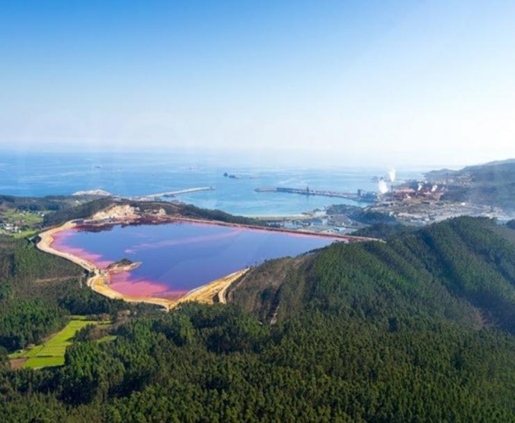 Balsa de lodos de Alcoa en San Cibrao. ADEGA