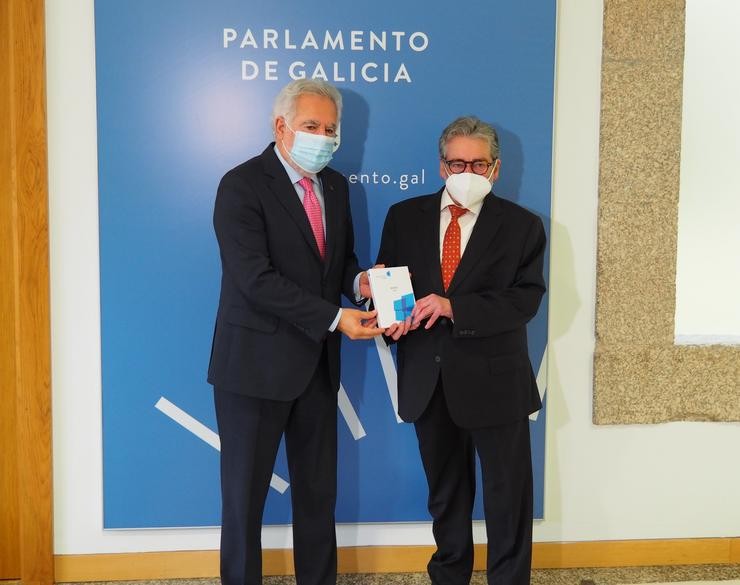 O presidente do Parlamento, Miguel Santalices, e o conselleiro maior de Contas, José Antonio Redondo. PARLAMENTO / Europa Press