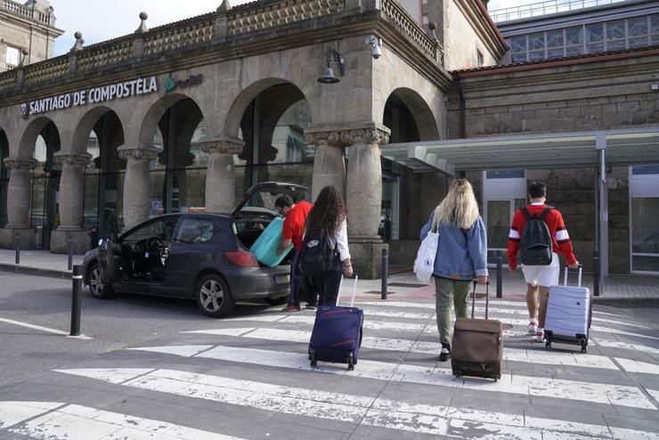 Varios estudantes diríxense á estación de tren para regresar á súa casa durante o fin de semana, en Santiago de Compostela, Galicia (España), a 30 de outubro de 2020. Álvaro Ballesteros - Europa Press / Europa Press