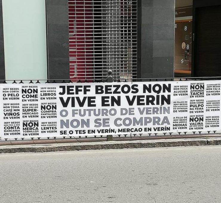 Pancarta contra Jeff Bezos, fundador de Amazon / DdT