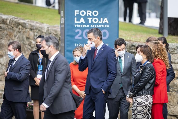 O presidente do Goberno, Pedro Sánchez (c), durante o acto de clausura do II Foro A Toja-Vínculo Atlántico celebrado na Illa de Toja, Pontevedra, Galicia, (España), a 3 de setembro de 2020.. Beatriz Ciscar - Europa Press / Europa Press