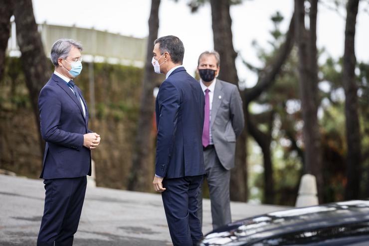 O presidente do Goberno, Pedro Sánchez (d), saúda á súa chegada ao acto de clausura do II Foro A Toja-Vínculo Atlántico celebrado na Illa de Toja, Pontevedra, Galicia, (España), a 3 de setembro de 2020.. Beatriz Ciscar - Europa Press / Europa Press