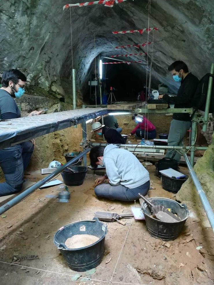 Escavacións en Cova Eirós, en Triacastela.. XUNTA / Europa Press