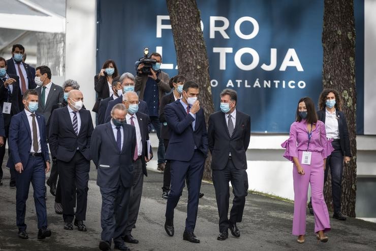 O presidente do Goberno, Pedro Sánchez (c), á súa saída tras o acto de clausura do II Foro La Toja-Vínculo Atlántico celebrado na Illa de Toja, Pontevedra, Galicia, (España), a 3 de setembro de 2020.. Beatriz Ciscar - Europa Press