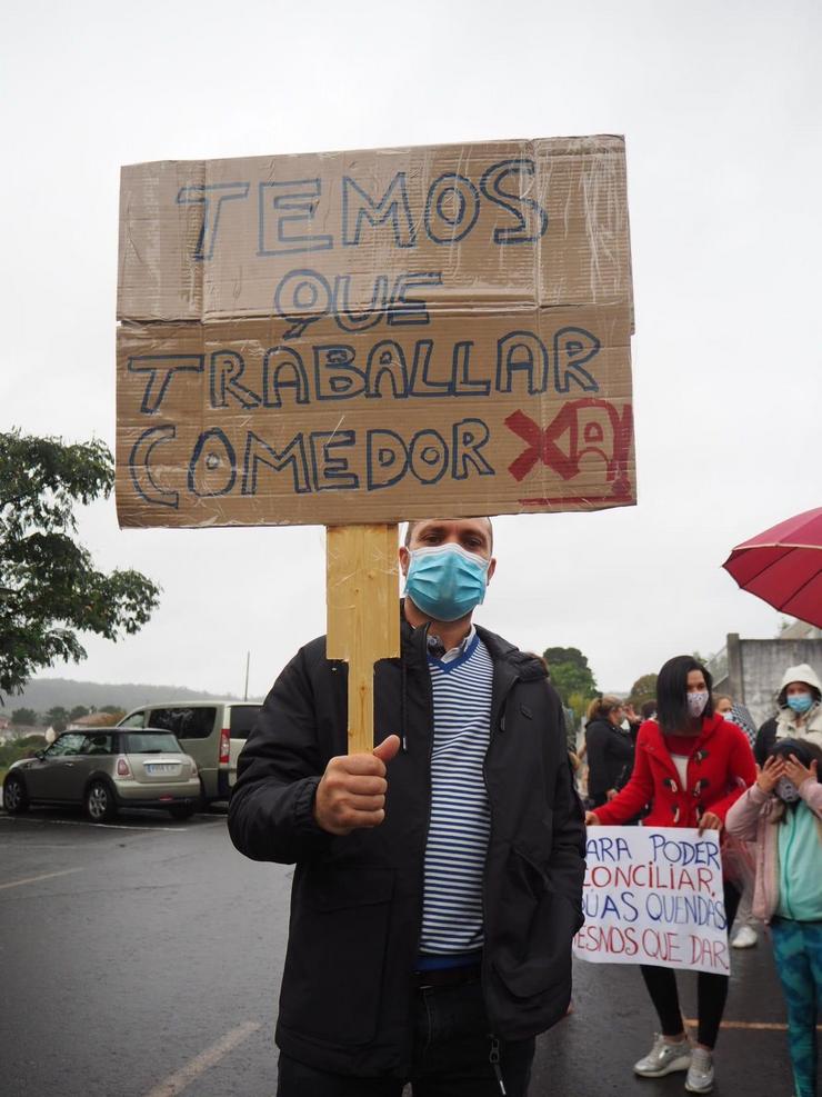 Concentración ante o CEIP Pedrouzos de Brión en protesta pola resposta de Consellería de Educación á petición de máis monitores para desdobrar o comedor escolar/ANPA Andaravía