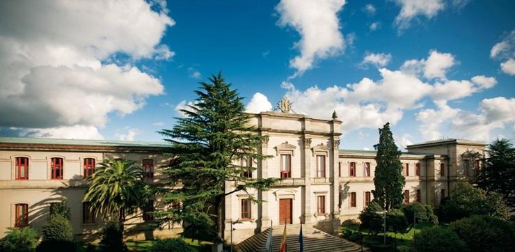 Fachada principal do Pazo do Hórreo, sede do Parlamento de Galicia / Parlamento de Galicia.