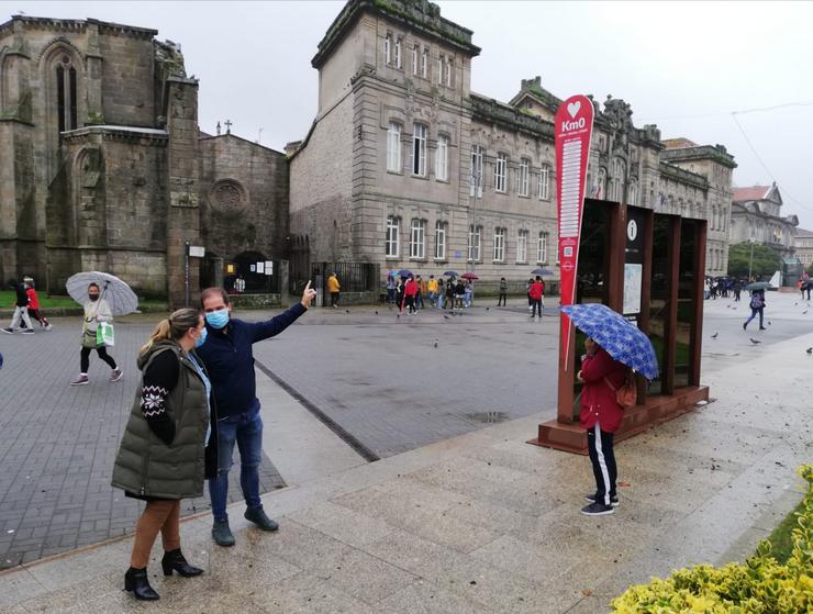 Os socialistas Yoya Blanco e Iván Puentes diante do sinal do Km0 / Concello de Pontevedra