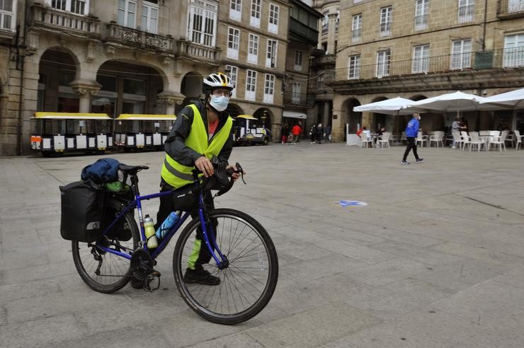 Un veciño circula pola Praza Maior de Ourense o mesmo día no que prohibiron as reunións entre non conviventes ante o aumento de contaxios de Covid-19 