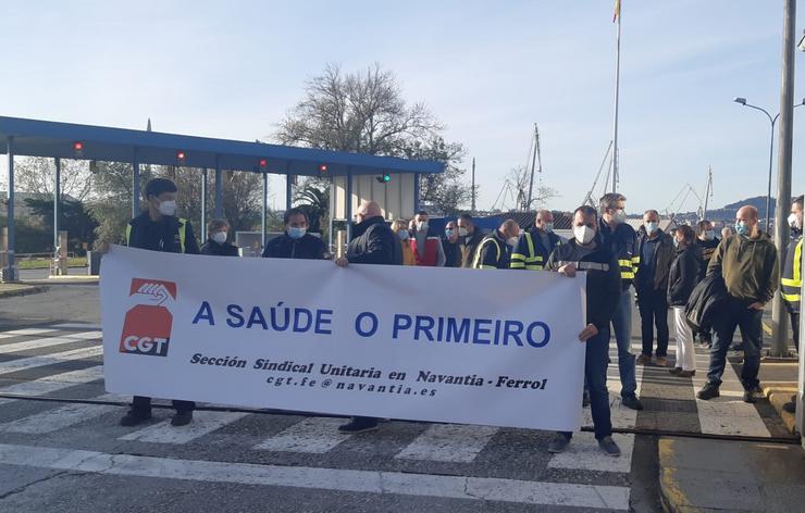 Delegados da CXT e traballadores de Navantia na concentración deste martes / Cedida.