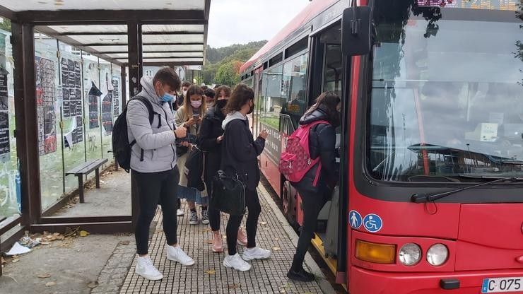 Pasaxeiros subindo nun autobús urbano 