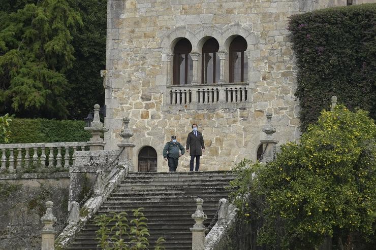 Un avogado do Estado, acompañado dun garda civil, colabora na realización do inventario do Pazo de Meirás 