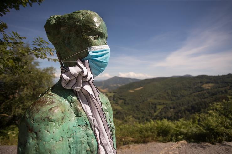 Escultura do coruñés Miguel Couto que loce unha máscara cirúrxica en recordo das vítimas do Covid-19 no Camiño de Santiago / Carlos Castro - Europa Press - Arquivo.