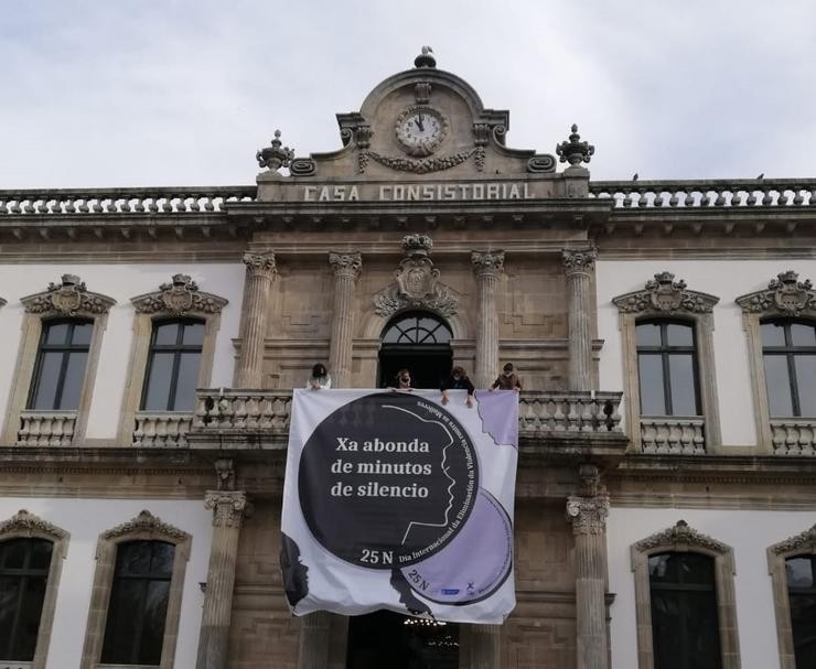 Despregue da pancarta reivindicativa deseñada polo Concello de Pontevedra con motivo do 25N 