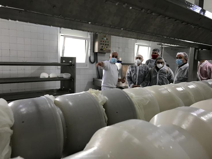 O delegado do Goberno, Javier Losada, visita Lácteos Anzuxao. DELEGACIÓN DO GOBERNO 