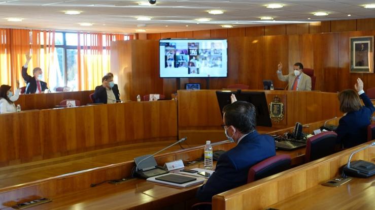 Votación na sesión plenaria extraordinaria no Concello de Vigo, na que se aprobou a modificación de crédito para o uso de 33 millóns de euros dos remanentes municipais.. CONCELLO DE VIGO / Europa Press
