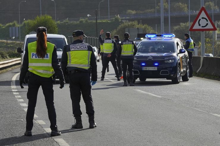 Varios axentes de Policía Nacional durante un control de mobilidade na parroquia do Castiñeiriño (Santiago de Compostela), na entrada e saída Santiago cara a Ourense, a 3 de novembro de 2020 / Álvaro Ballesteros - Europa Press.