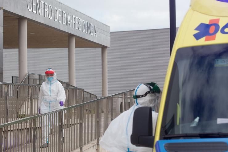 Dous traballadores sanitarios totalmente protexidos contra a covid-19 acoden á residencia de anciáns de San Cibrao 