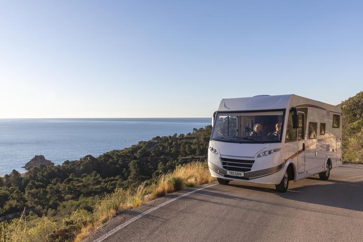 Unha autocaravana circula por unha estrada xunto ao mar. PORTALTIC - Arquivo 