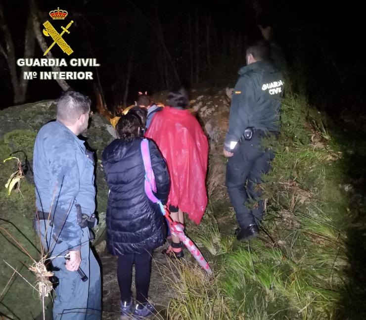 Senderistas rescatados nunha ruta xunto ao río Verdugo, en Ponte Caldelas (Pontevedra).. GARDA CIVIL / Europa Press
