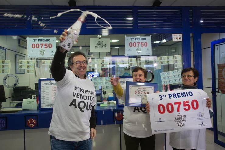 Os donos do establecimento de lotaría de Rua dá Pravia, 18 de Vilalba, celebran que venderon o número 00750, premiado co Terceiro Premio do Sorteo Extraordinario de Lotaría de Nadal 2019, en Lugo /Galicia (España), a 22 de decembro de 2019.. CARLOS CASTRO - Europa Press - Arquivo / Europa Press