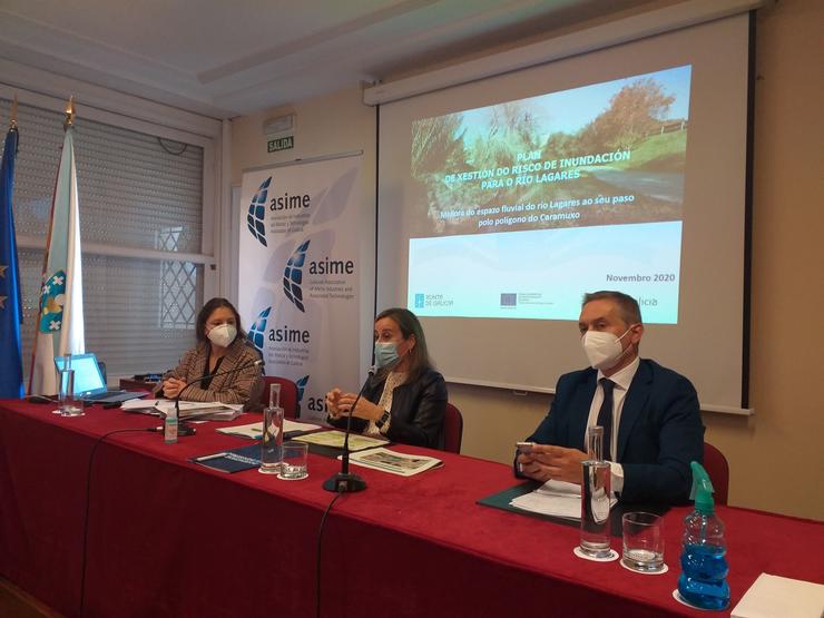 A conselleira Ethel Vázquez, xunto á xefa de Planificación de Augas de Galicia, Belén Quinteiro, e o secretario xeral de Asime, Enrique Mallón, presentan a empresarios de Ou Caramuxo o plan contra as inundacións na conca do río Lagares. / Europa Press