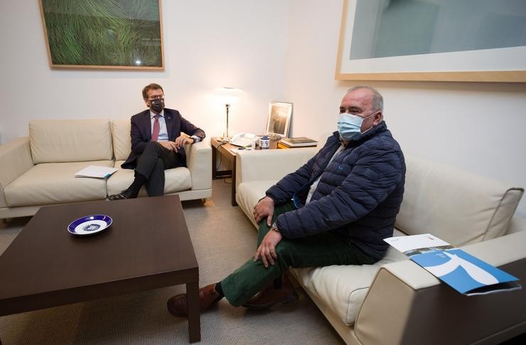 O presidente da Xunta, Alberto Núñez Feijóo, xunto ao alcalde de Portomarín, Juan Carlos Serrano 